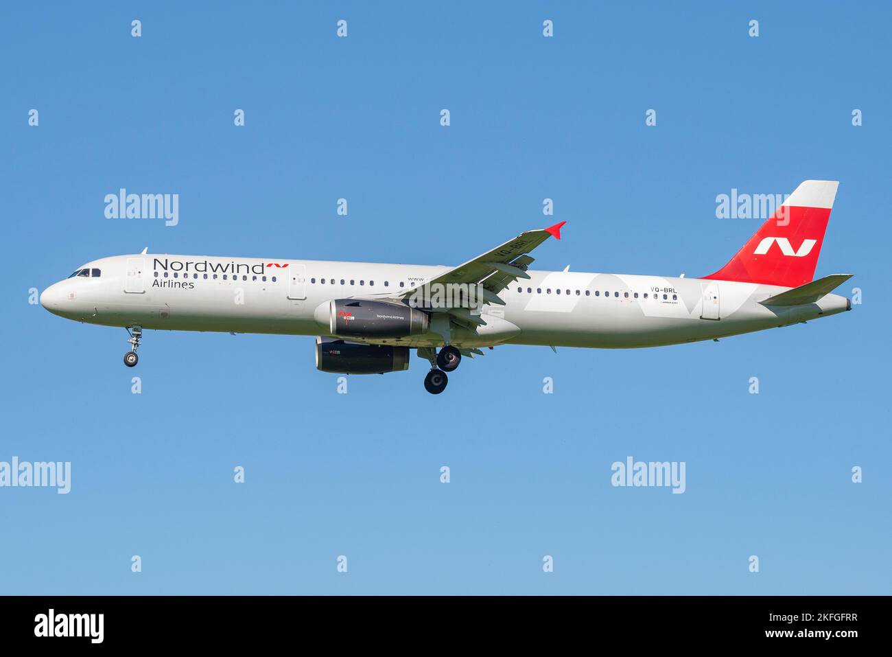 SAINT-PÉTERSBOURG, RUSSIE - 08 AOÛT 2020 : Airbus A321-200(VQ-BRL) de Nordwind Airlines contre le ciel bleu. Vue de profil Banque D'Images