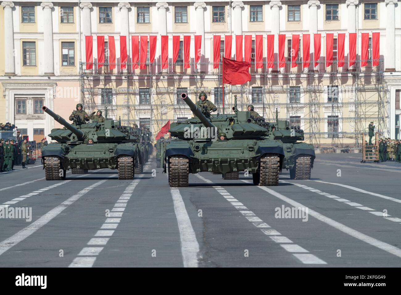 Convoi de chars russes sur la répétition du défilé militaire en l'honneur du jour de la victoire. Place du Palais, Saint-Pétersbourg Banque D'Images