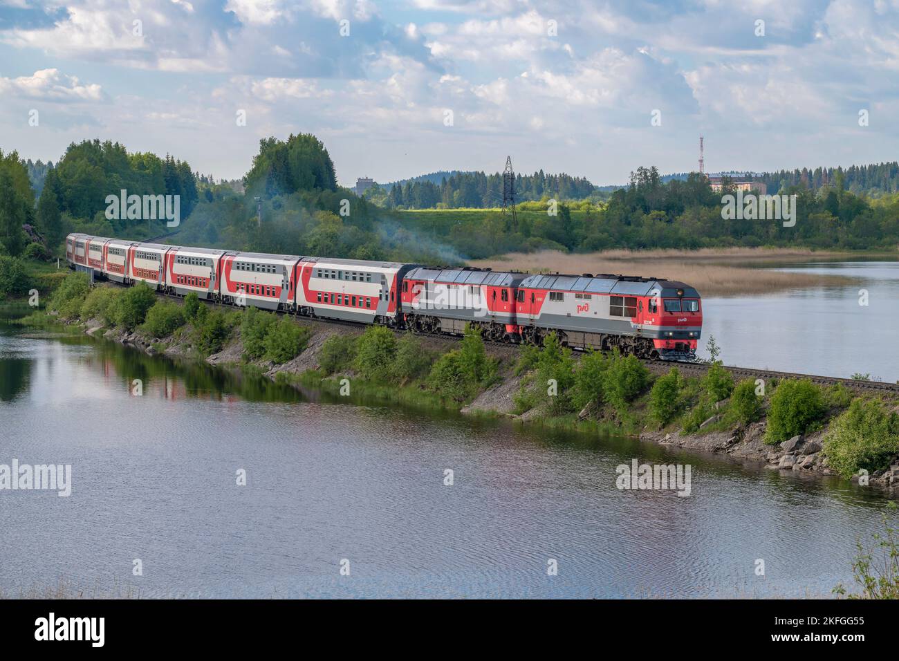 HELYULYA, RUSSIE - 11 JUIN 2022: Le train à impériale 'Moscow-Ruskeala' entre dans le barrage du lac Karmalanyarvi. Carélie Banque D'Images