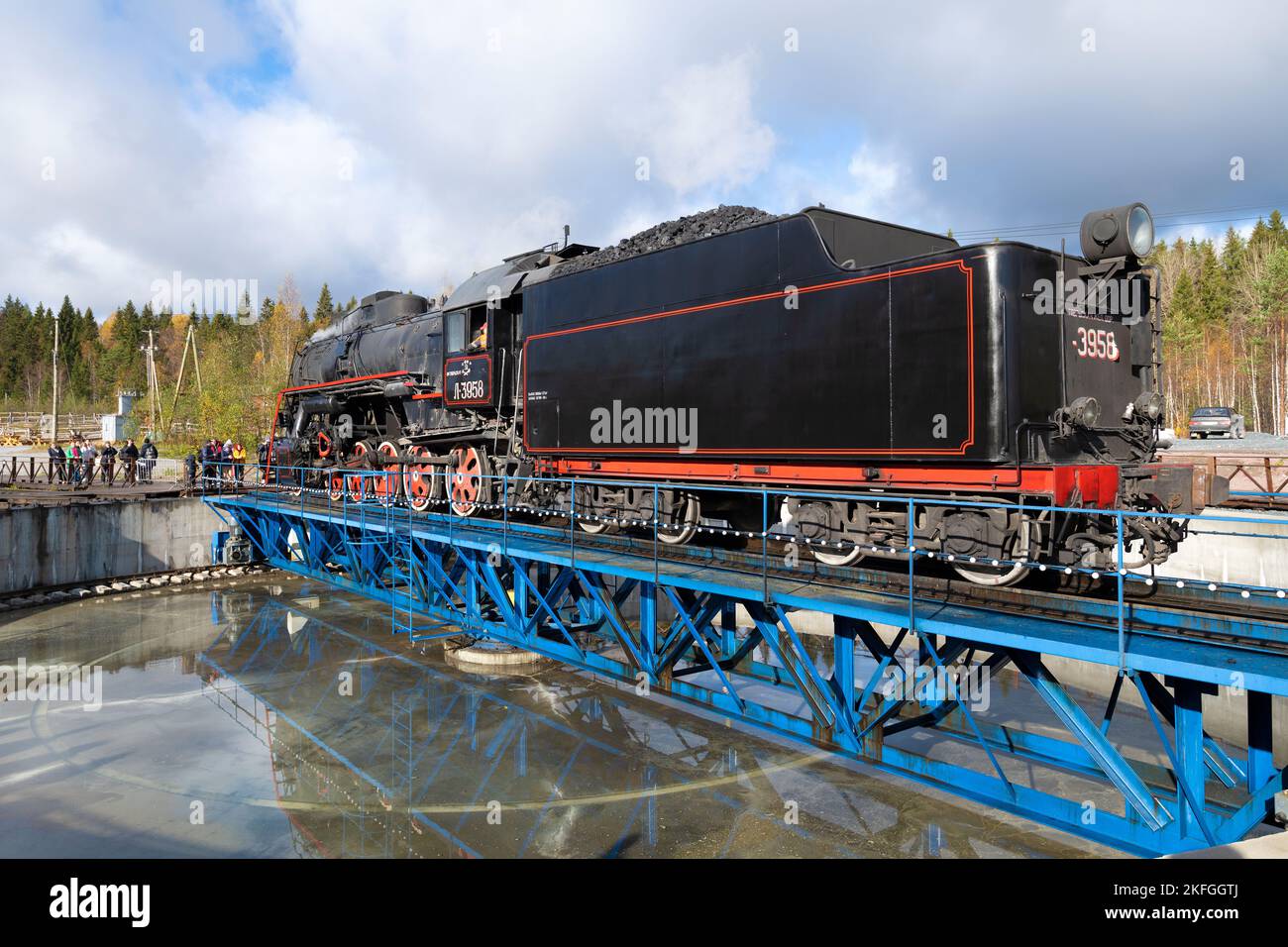 RUSKEALA, RUSSIE - 09 OCTOBRE 2022 : la vieille locomotive à vapeur soviétique L-3958 tourne autour d'un cercle tournant le jour ensoleillé d'octobre Banque D'Images