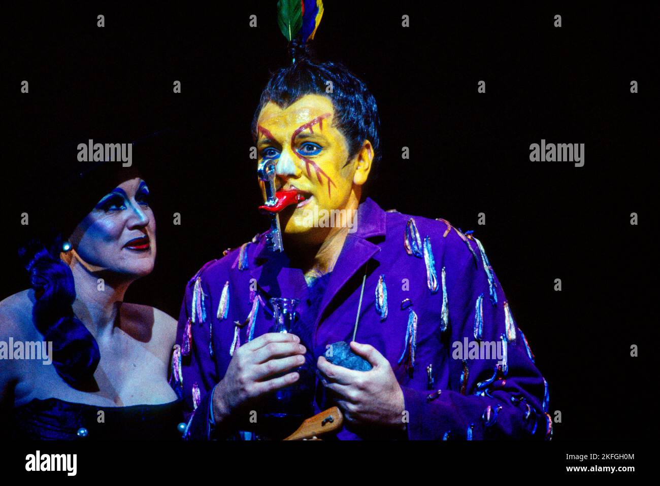 Lynda Russell (première dame), Peter Coleman-Wright (Papageno) in DIE ZAUBERFLOTE à l'Opéra Royal, Covent Garden, Londres WC2 15/11/1993 musique: Wolfgang Amadeus Mozart libretto: Emanuel Schikaneder chef d'orchestre: Andrew Parrott design: Ken Lee éclairage: Paul Pyant mouvement: Linda Dobell directeur: Martin Duncan Banque D'Images
