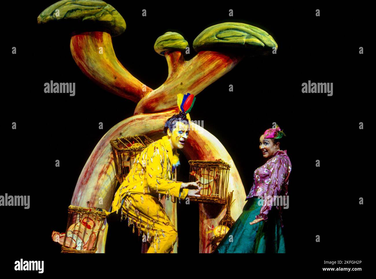 Peter Coleman-Wright (Papageno), Tinuke Olafimihan (Papagena) in DIE ZAUBERFLOTE à l'Opéra Royal, Covent Garden, Londres WC2 15/11/1993 musique: Wolfgang Amadeus Mozart libretto: Emanuel Schikaneder chef d'orchestre: Andrew Parrott design: Ken Lee éclairage: Paul Pyant mouvement: Linda Dobell réalisateur: Martin Duncan Banque D'Images