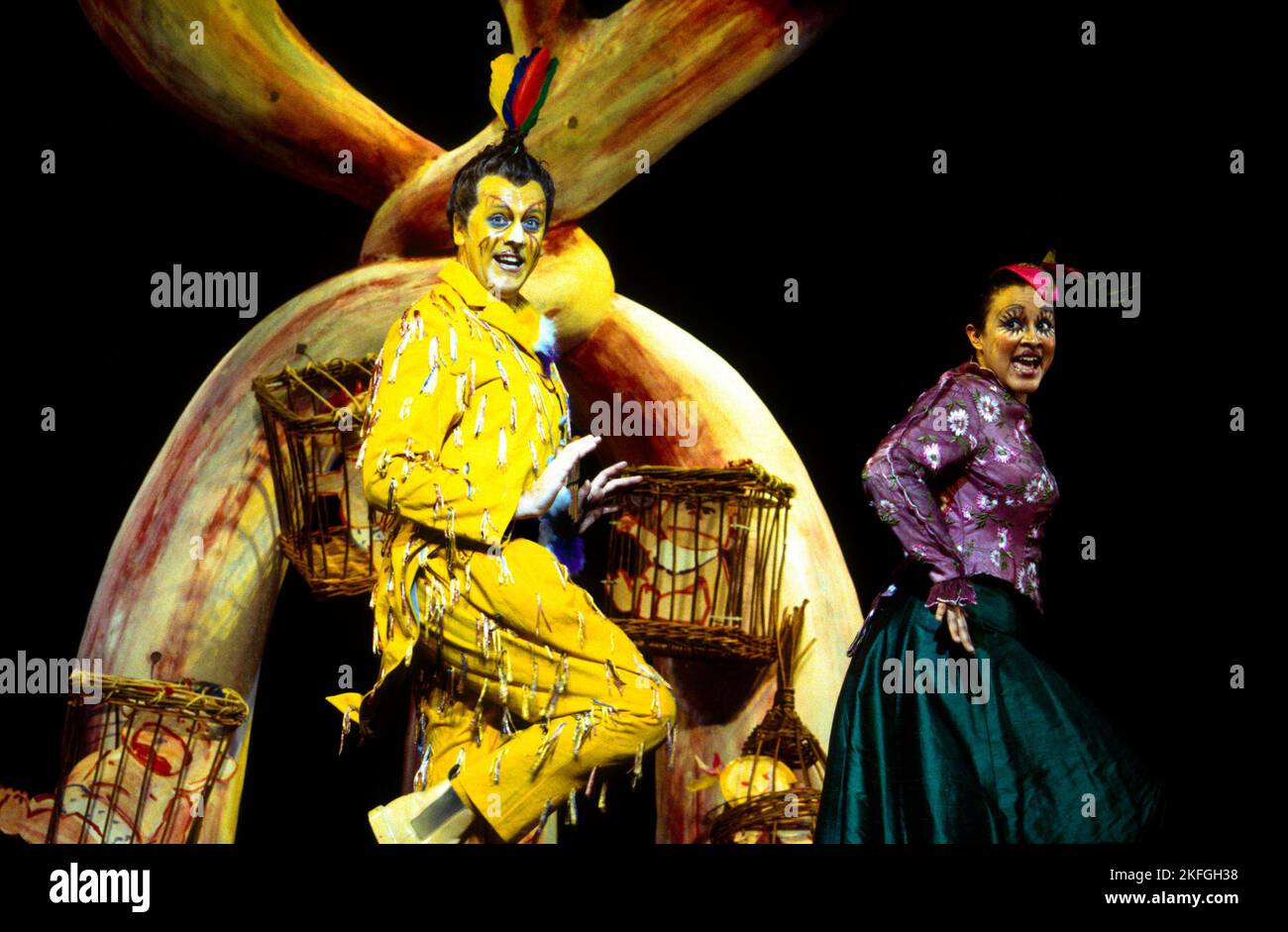 Peter Coleman-Wright (Papageno), Tinuke Olafimihan (Papagena) in DIE ZAUBERFLOTE à l'Opéra Royal, Covent Garden, Londres WC2 15/11/1993 musique: Wolfgang Amadeus Mozart libretto: Emanuel Schikaneder chef d'orchestre: Andrew Parrott design: Ken Lee éclairage: Paul Pyant mouvement: Linda Dobell réalisateur: Martin Duncan Banque D'Images