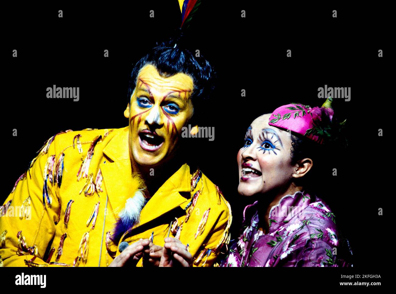 Peter Coleman-Wright (Papageno), Tinuke Olafimihan (Papagena) in DIE ZAUBERFLOTE à l'Opéra Royal, Covent Garden, Londres WC2 15/11/1993 musique: Wolfgang Amadeus Mozart libretto: Emanuel Schikaneder chef d'orchestre: Andrew Parrott design: Ken Lee éclairage: Paul Pyant mouvement: Linda Dobell réalisateur: Martin Duncan Banque D'Images