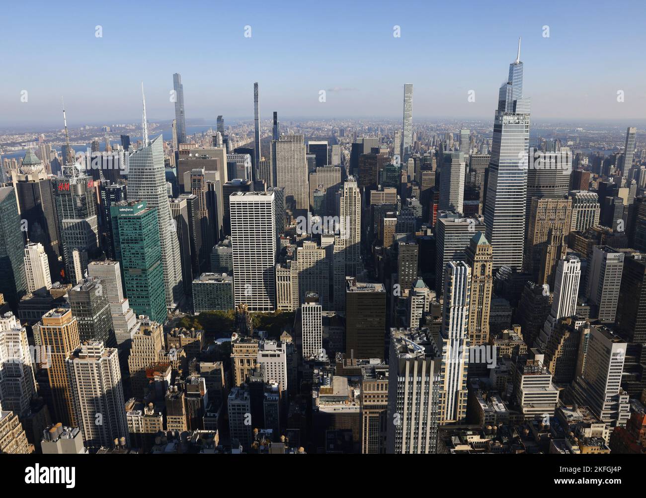 New York, États-Unis. 18th novembre 2022. Les bâtiments du centre-ville de Manhattan sont exposés à la lumière du soleil matinale depuis le pont d'observation de l'ESB vendredi, à 18 novembre 2022, dans la ville de New York. Photo de John Angelillo/UPI crédit: UPI/Alay Live News Banque D'Images