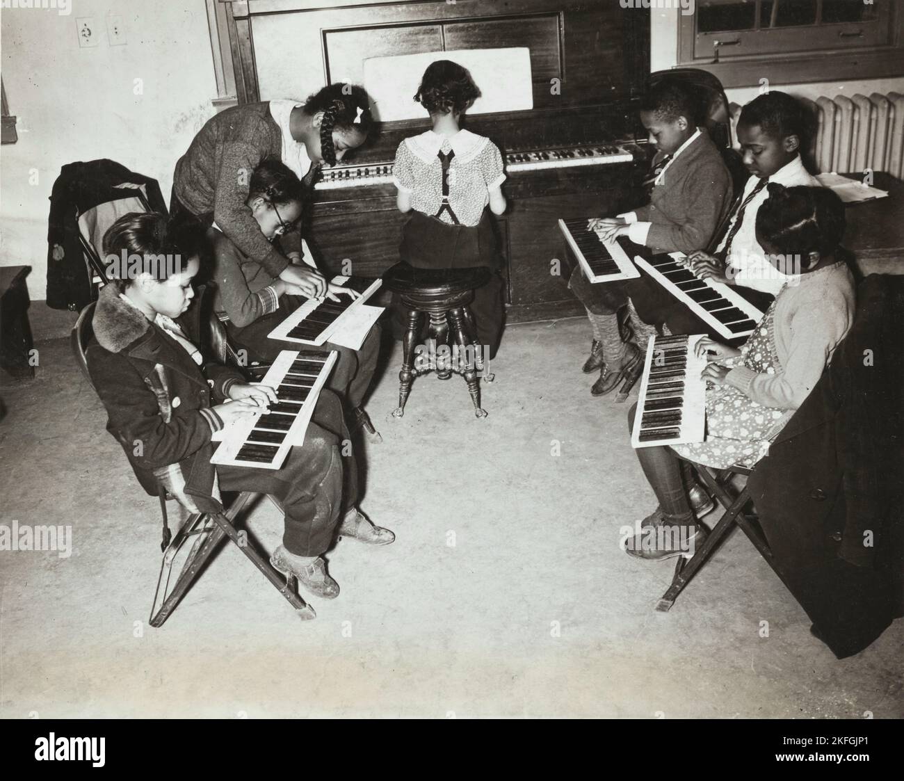 Cours de piano pour enfants, Central Manhattan Music School, 1938. Banque D'Images