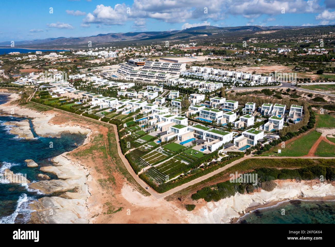Vue aérienne des villas de luxe au bord de la mer au Cap St Georges Beach Club Resort, région de Paphos, Chypre. Banque D'Images