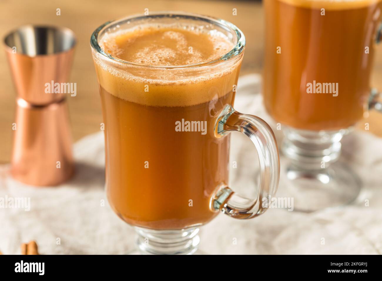 Buzzy chaud chaud au beurre de rhum à la cannelle et aux épices Banque D'Images