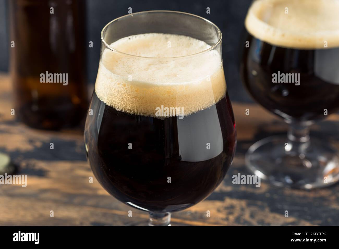 Survoleuse bière de portier dans un verre à pieds Banque D'Images