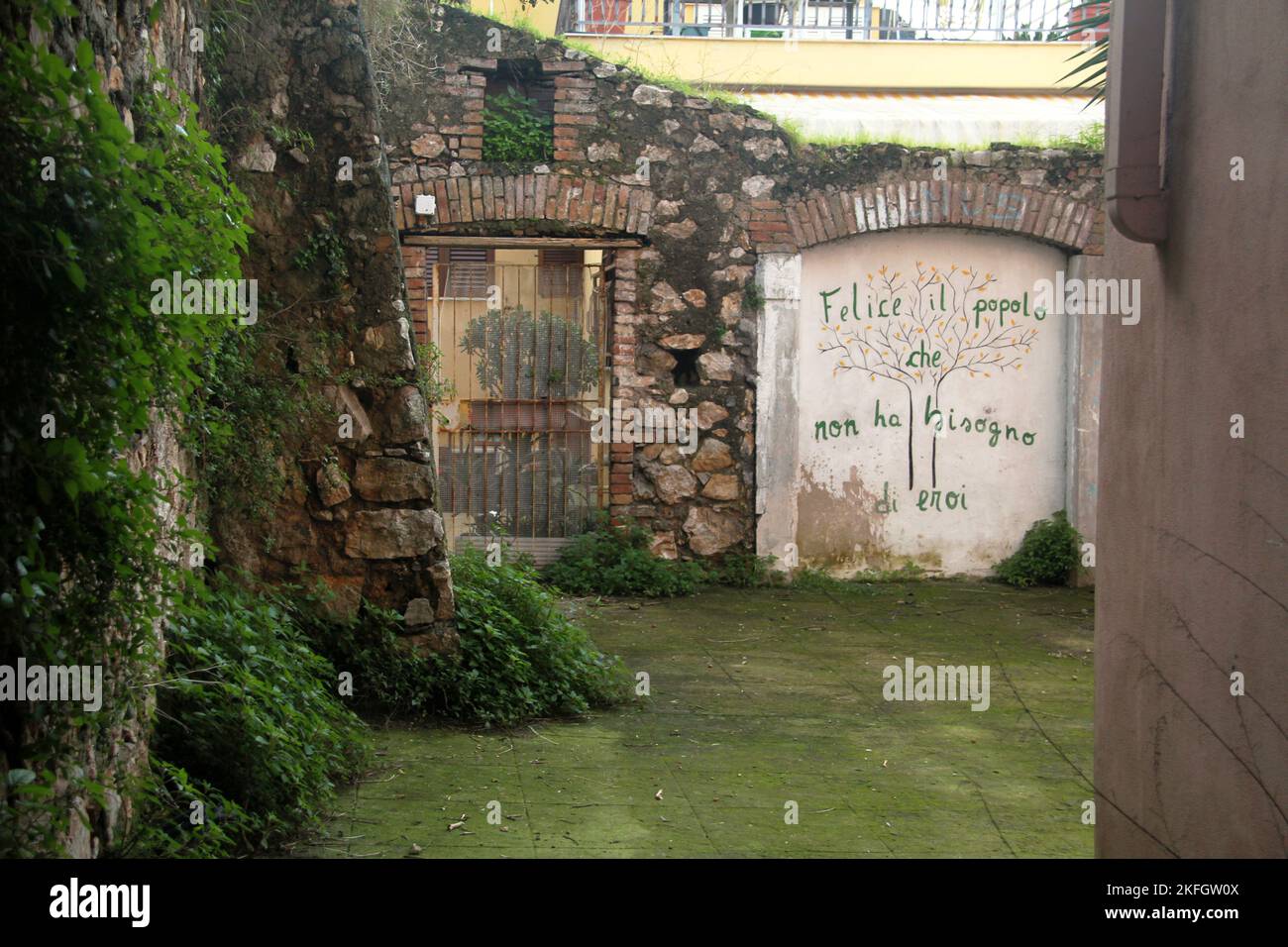 Gaeta, Italie. Citation de l'auteur allemand Bertolt Brecht écrite sur un mur: «La nation bénie n'a pas besoin de héros». Banque D'Images