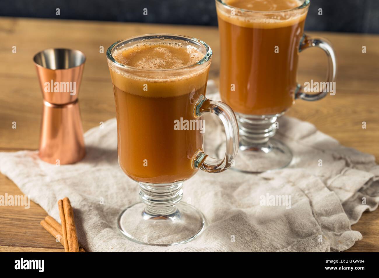 Buzzy chaud chaud au beurre de rhum à la cannelle et aux épices Banque D'Images