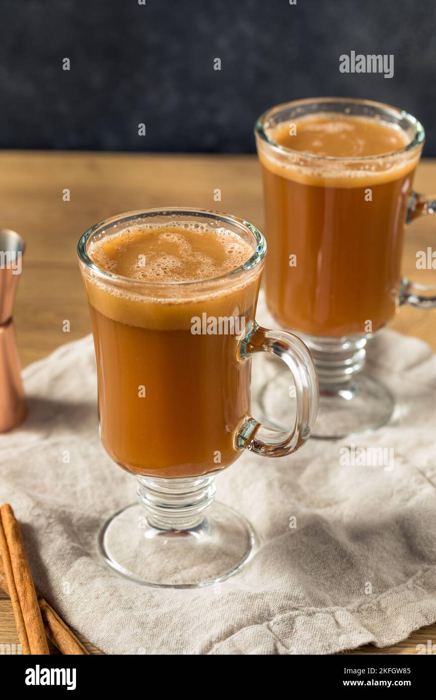 Buzzy chaud chaud au beurre de rhum à la cannelle et aux épices Banque D'Images