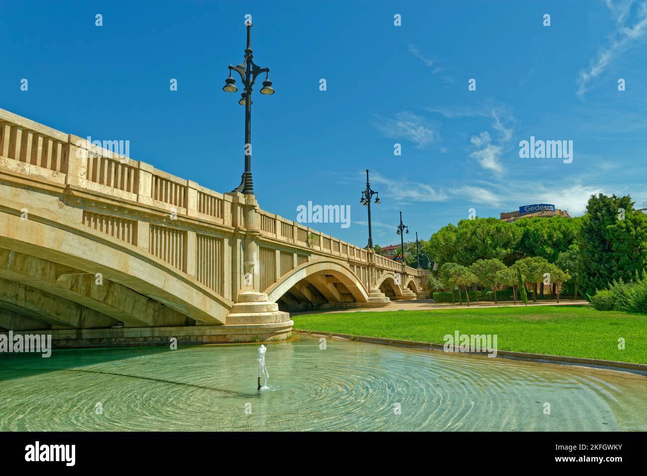 Ancien pont qui couvrait la rivière Turia avant que la rivière ne soit redirigée loin du centre-ville de Valence pour éviter les inondations, province de Valence, Espagne. Banque D'Images