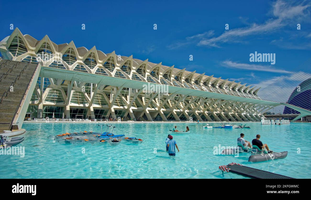 Le Musée des Sciences de la Cité des Arts et des Sciences avec étang de navigation à Valence, province de Valence, Espagne. Banque D'Images