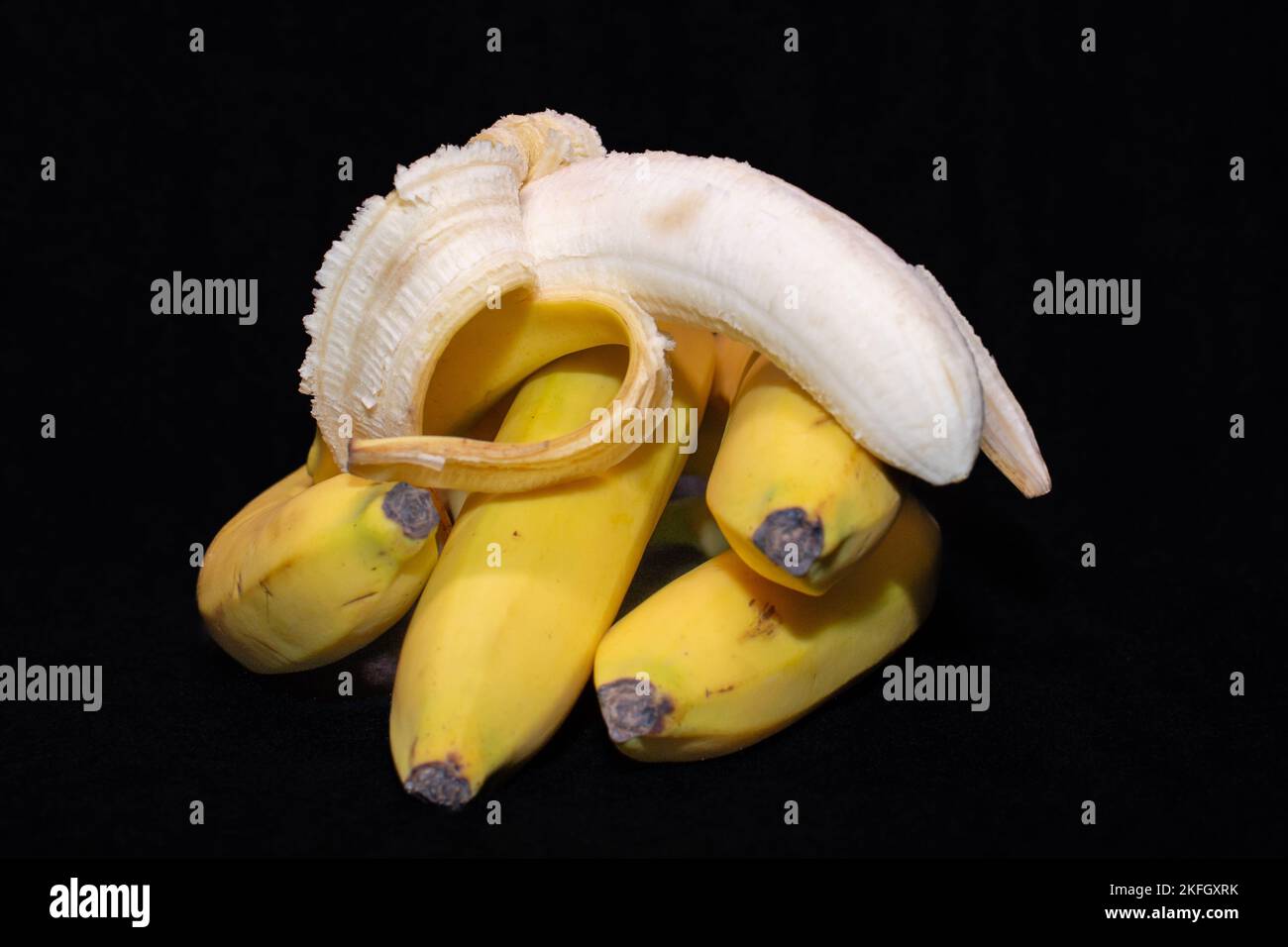 Bananes jaunes sur fond noir. Banque D'Images