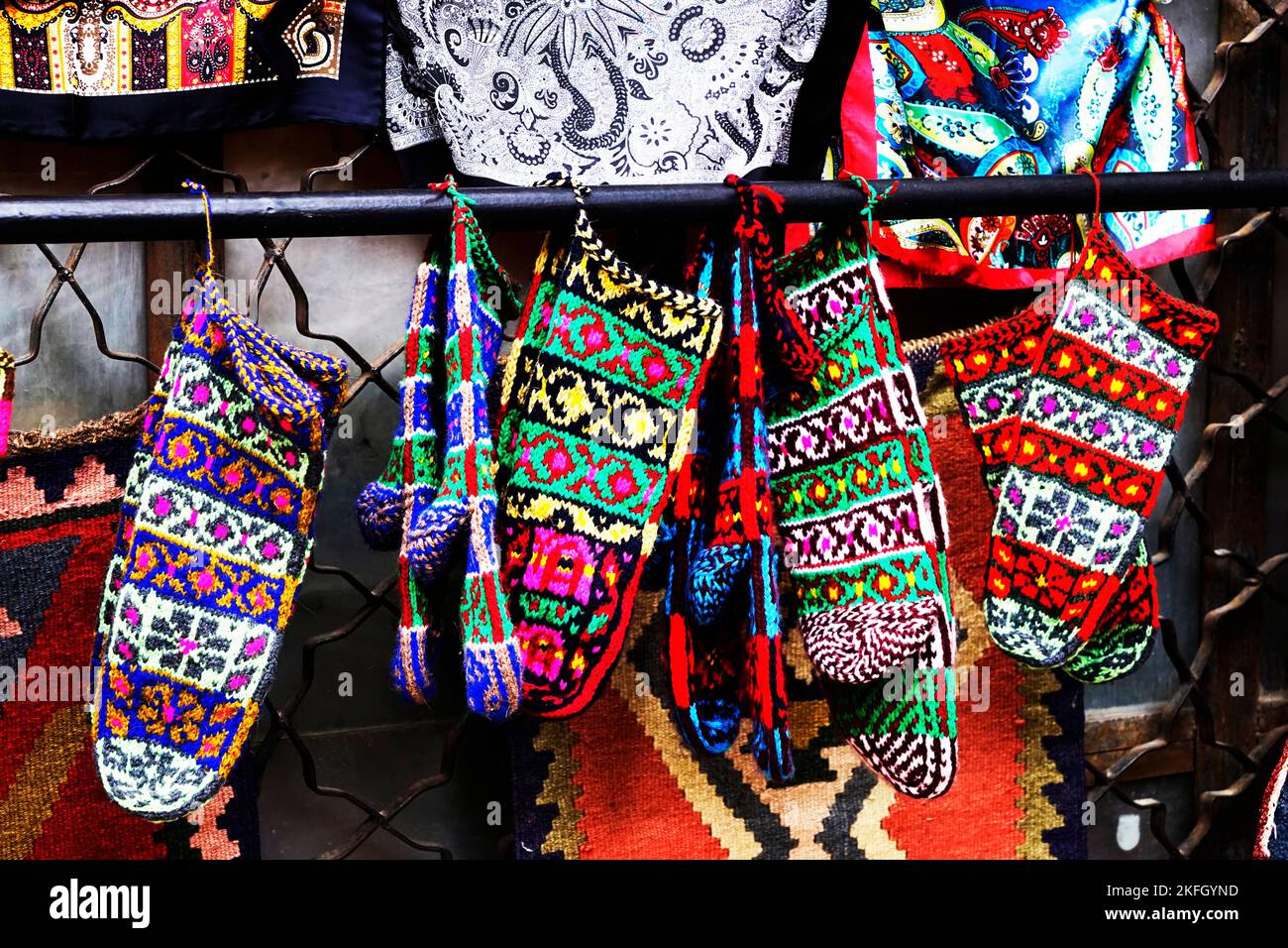 Groupe de chaussettes turques colorées faites à la main dans le marché Banque D'Images