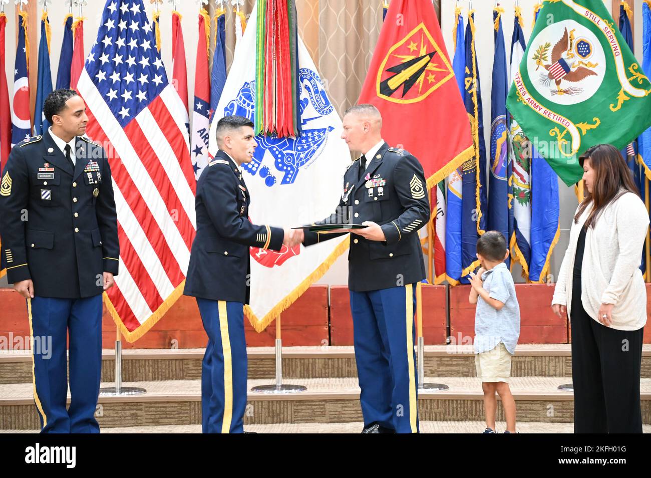 1st Sgt. Cérémonie de retraite Charles L. Johnson, 30th Brigade d'artillerie de défense aérienne, Bureau du Commandant de l'artillerie de défense aérienne, fort Sill, Oklahoma. 1st Sgt. Charles L. Johnson a pris sa retraite aujourd'hui après 20 années de service dans l'armée américaine. Sa présence en tant que soldat enrôla dans la communauté de la Défense aérienne est une présence qui ne sera pas bientôt oubliée. Johnson a passé plus de 8 ans en poste à fort Sill, Oklahoma, et a énormément contribué à la mission de défense aérienne en servant comme Sgt. De 1st pour l'artillerie de défense aérienne de 30th et en dirigeant des troupes vers des carrières d'excellence tout en servant Banque D'Images