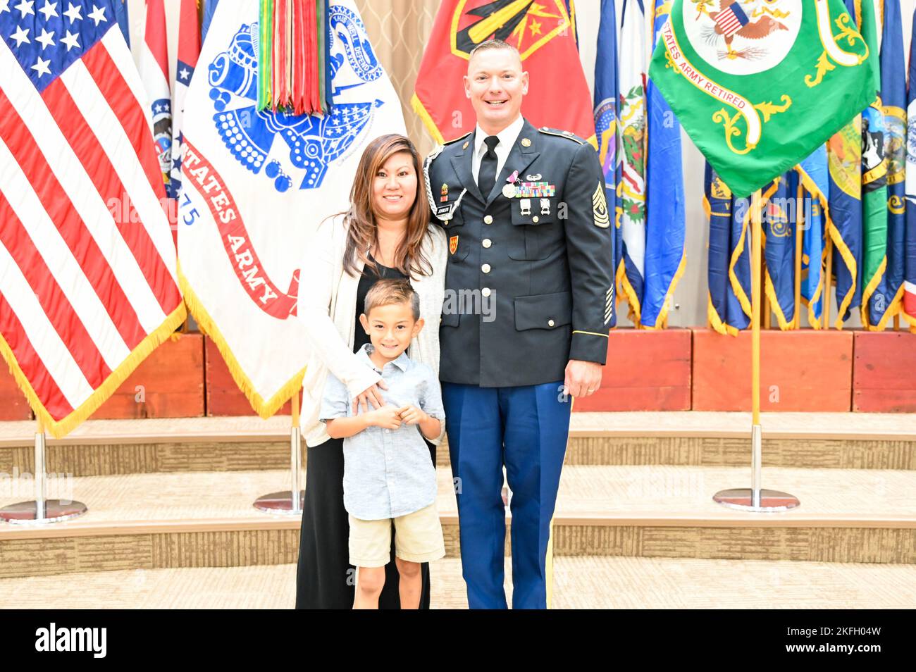 1st Sgt. Cérémonie de retraite Charles L. Johnson, 30th Brigade d'artillerie de défense aérienne, Bureau du Commandant de l'artillerie de défense aérienne, fort Sill, Oklahoma. 1st Sgt. Charles L. Johnson a pris sa retraite aujourd'hui après 20 années de service dans l'armée américaine. Sa présence en tant que soldat enrôla dans la communauté de la Défense aérienne est une présence qui ne sera pas bientôt oubliée. Johnson a passé plus de 8 ans en poste à fort Sill, Oklahoma, et a énormément contribué à la mission de défense aérienne en servant comme Sgt. De 1st pour l'artillerie de défense aérienne de 30th et en dirigeant des troupes vers des carrières d'excellence tout en servant Banque D'Images