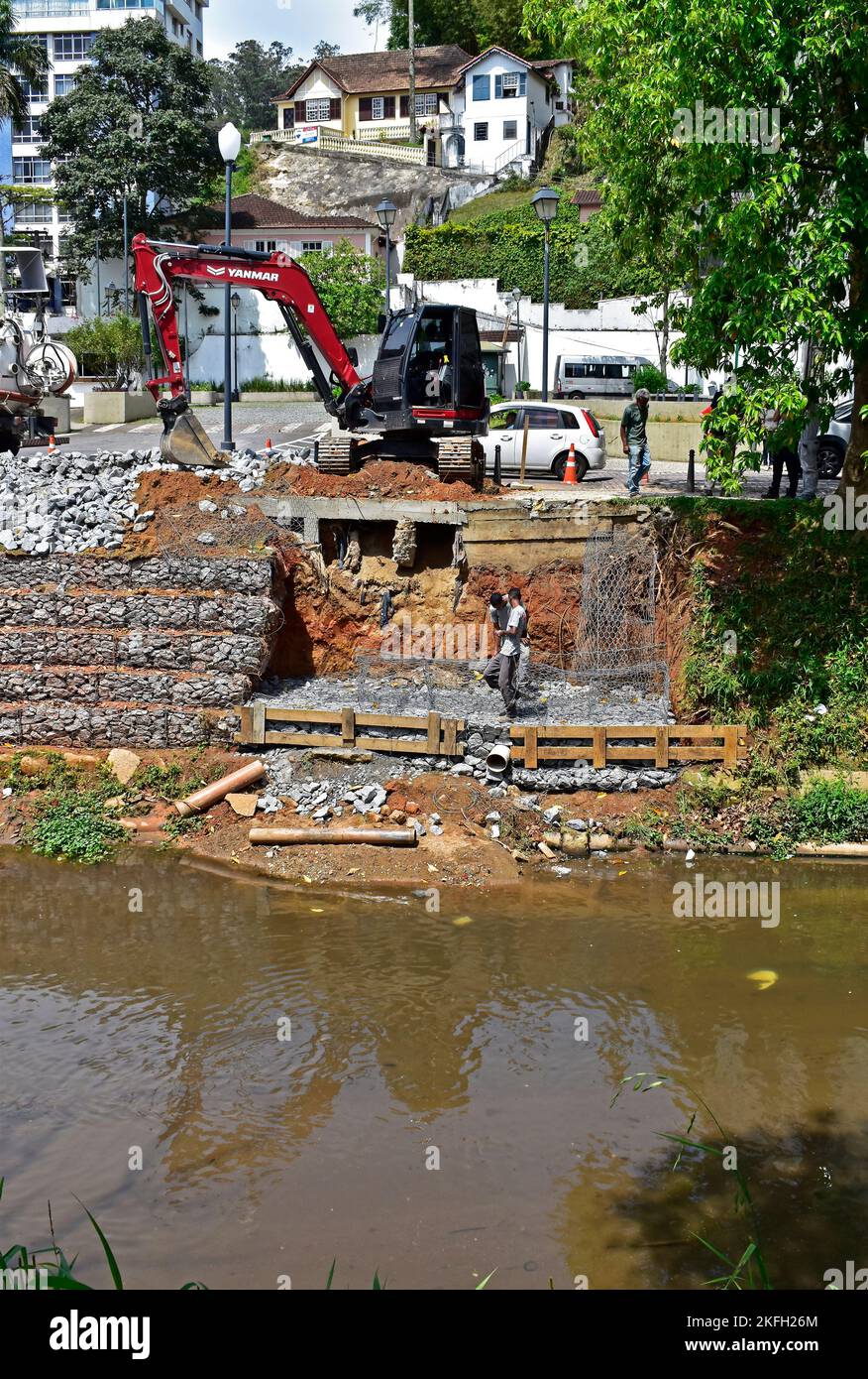 PETRÓPOLIS, RIO DE JANEIRO, BRÉSIL - 28 octobre 2022 : travaux de confinement sur les rives Banque D'Images
