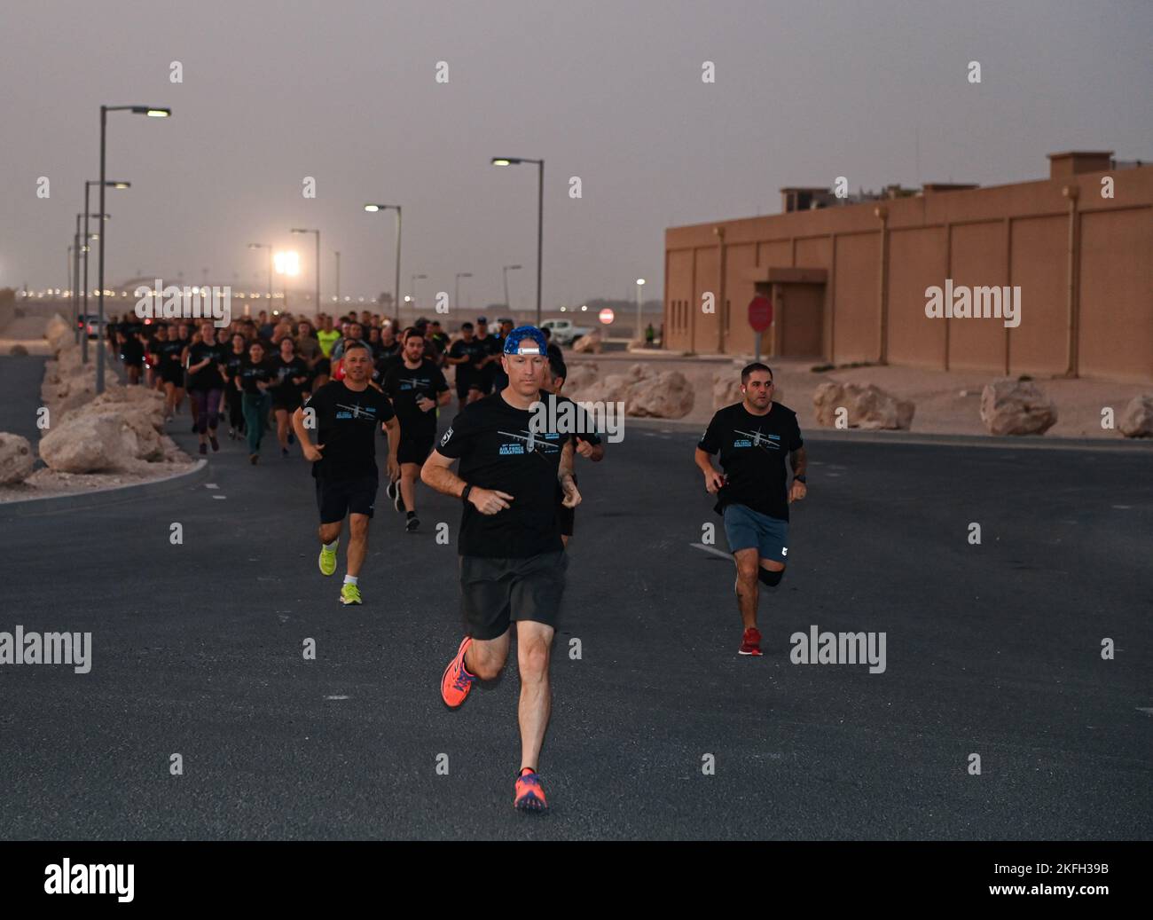 Les membres de la base aérienne d'Al Udeid, au Qatar, parcourent la ligne de départ d'une course de moral célébrant l'anniversaire de la US Air Force le 17 septembre 2022. La course a commémoré la création de la US Air Force à partir de l'Armée de l'Air corps il y a 75 ans. Banque D'Images