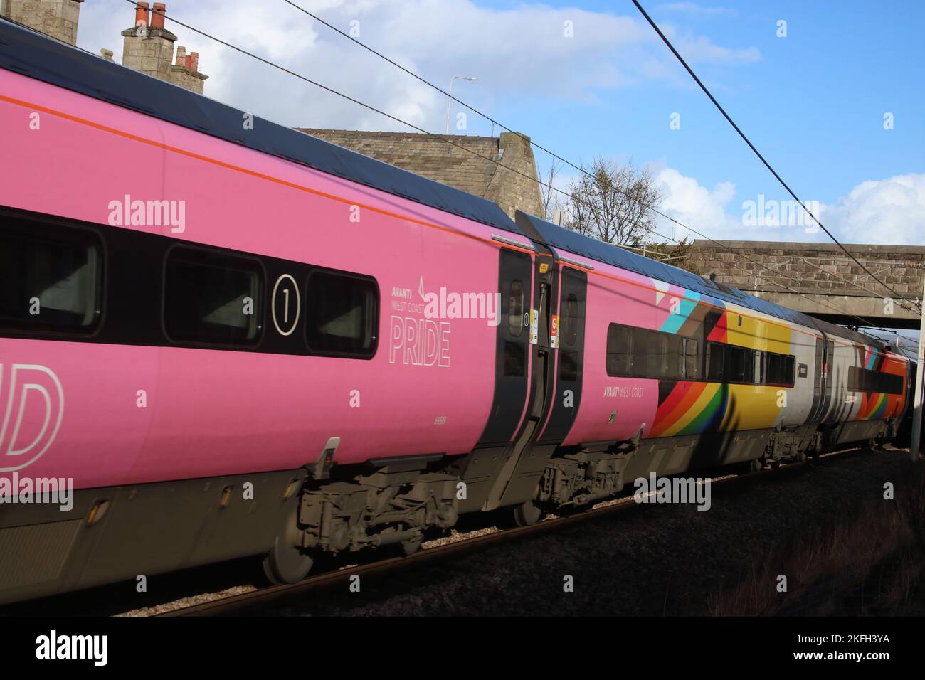 Avanti West Coast Pride pendolino classe 390 emu 390119 nommé Progress a une décoration spéciale utilisant des couleurs de drapeau de progrès à Carnforth 9th novembre 2022. Banque D'Images