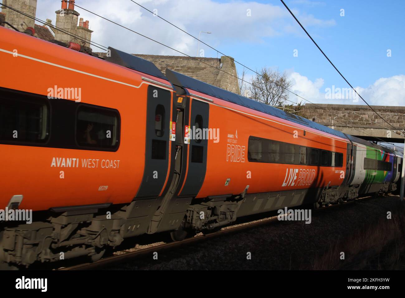 Avanti West Coast Pride pendolino classe 390 emu 390119 nommé Progress a une décoration spéciale utilisant des couleurs de drapeau de progrès à Carnforth 9th novembre 2022. Banque D'Images