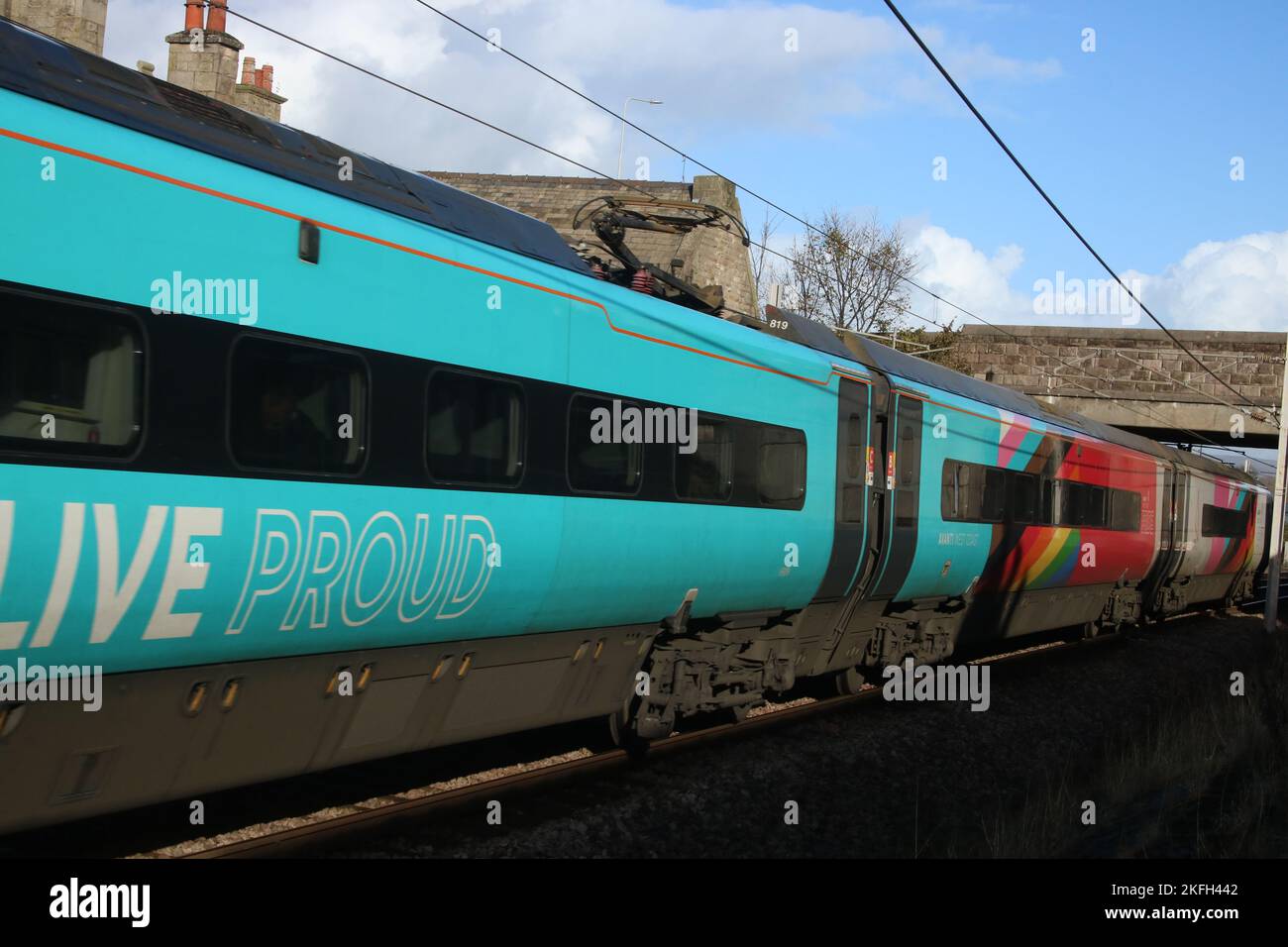 Avanti West Coast Pride pendolino classe 390 emu 390119 nommé Progress a une décoration spéciale utilisant des couleurs de drapeau de progrès à Carnforth 9th novembre 2022. Banque D'Images