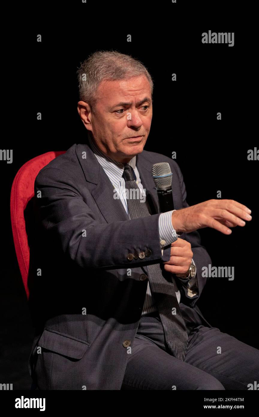 Cuneo, Italie. 18th novembre 2022. Le journaliste et écrivain Ezio Mauro, ancien directeur du journal italien 'la Repubblica', sur la scène du Teatro Toselli à Cuneo à l'occasion du Festival Scrittorincittà. Credit: Luca Prestia / Alamy Live News Banque D'Images