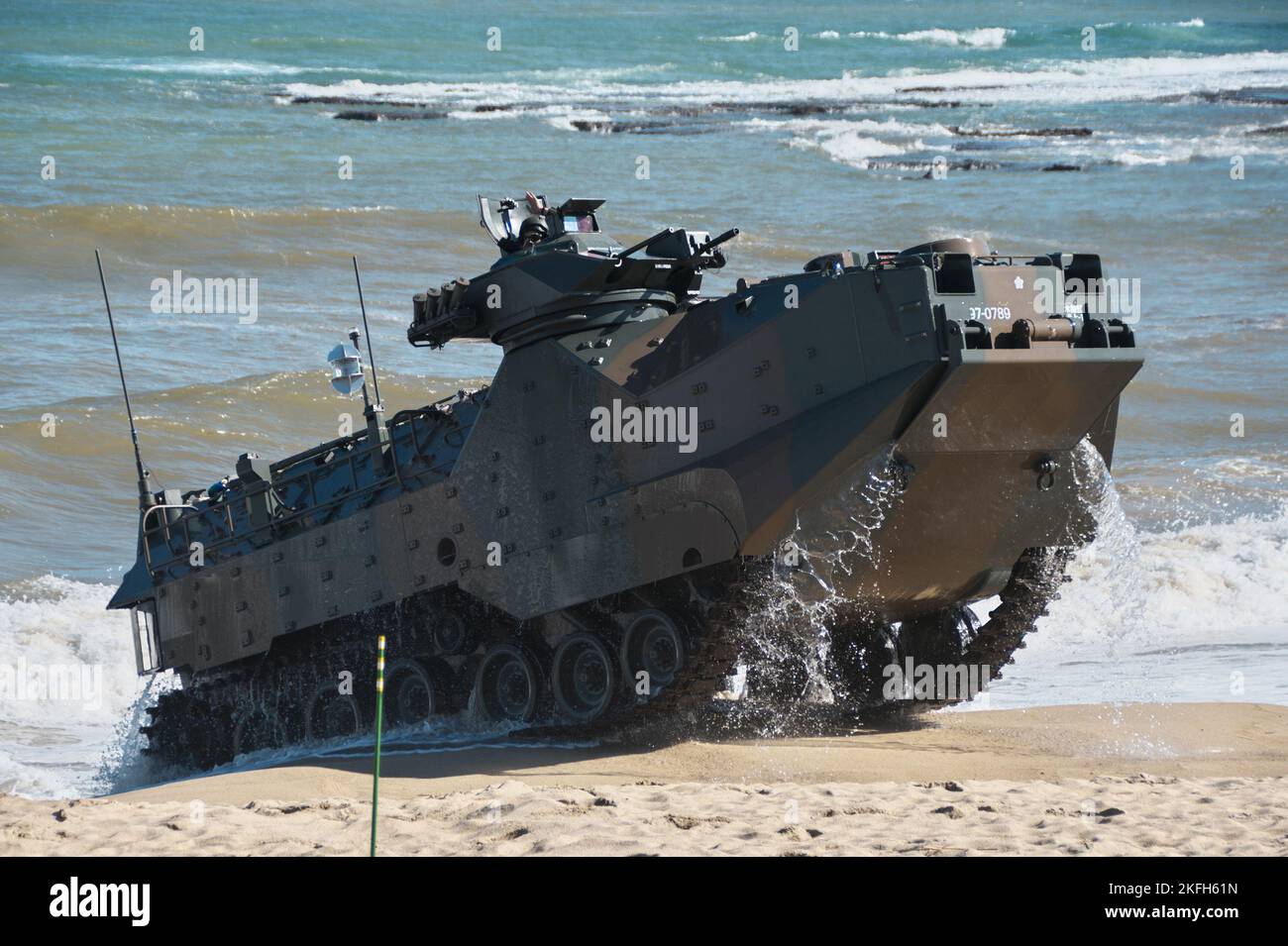 Tokunoshima, Japon. 18th novembre 2022. AAV7 (véhicule amphibie d'assaut) de la Brigade de déploiement rapide amphibie de la Force d'autodéfense terrestre du Japon qui débarque pendant l'exercice militaire conjoint américain et japonais « Keen Sword 23 » à la plage de Manda, sur l'île Tokunoshima, préfecture de Kagoshima, au Japon, sur 18 novembre 2022. Photo par Keizo Mori/UPI crédit: UPI/Alay Live News Banque D'Images