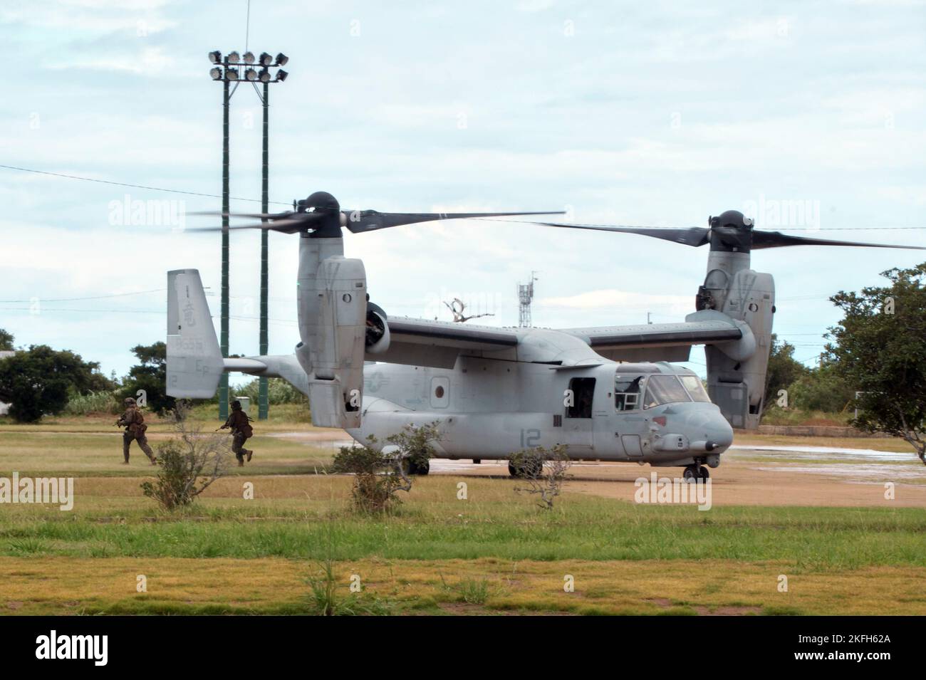 Tokunoshima, Japon. 18th novembre 2022. L'Osprey MV-22 des Marines américaines atterrit lors de l'exercice militaire conjoint américain et japonais « Keen Sword 23 » sur l'île de Tokunoshima, préfecture de Kagoshima, au Japon, sur 18 novembre 2022. Photo par Keizo Mori/UPI crédit: UPI/Alay Live News Banque D'Images