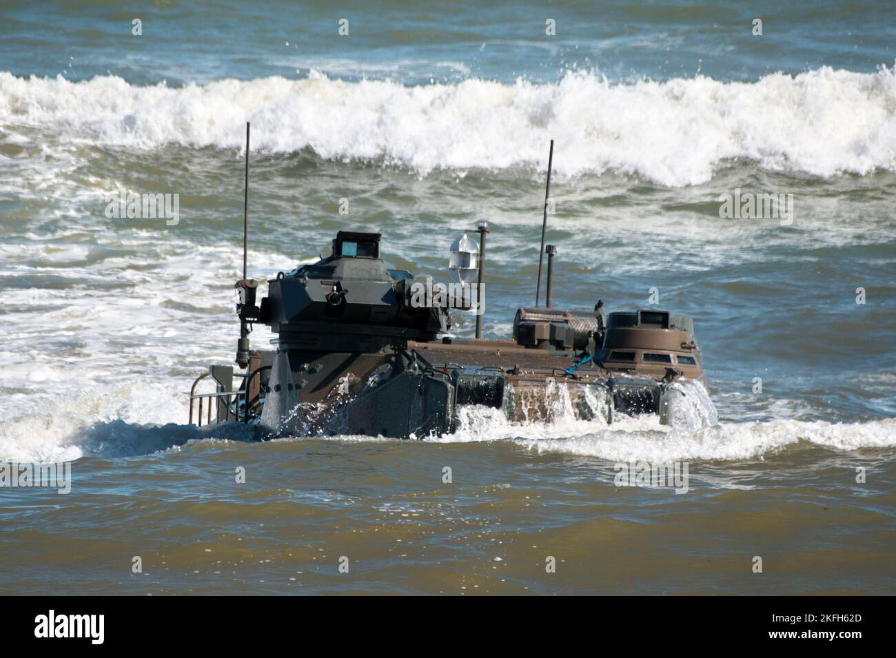 Tokunoshima, Japon. 18th novembre 2022. AAV7 (véhicule amphibie d'assaut) de la Brigade de déploiement rapide amphibie de la Force d'autodéfense terrestre du Japon qui débarque pendant l'exercice militaire conjoint américain et japonais « Keen Sword 23 » à la plage de Manda, sur l'île Tokunoshima, préfecture de Kagoshima, au Japon, sur 18 novembre 2022. Photo par Keizo Mori/UPI crédit: UPI/Alay Live News Banque D'Images