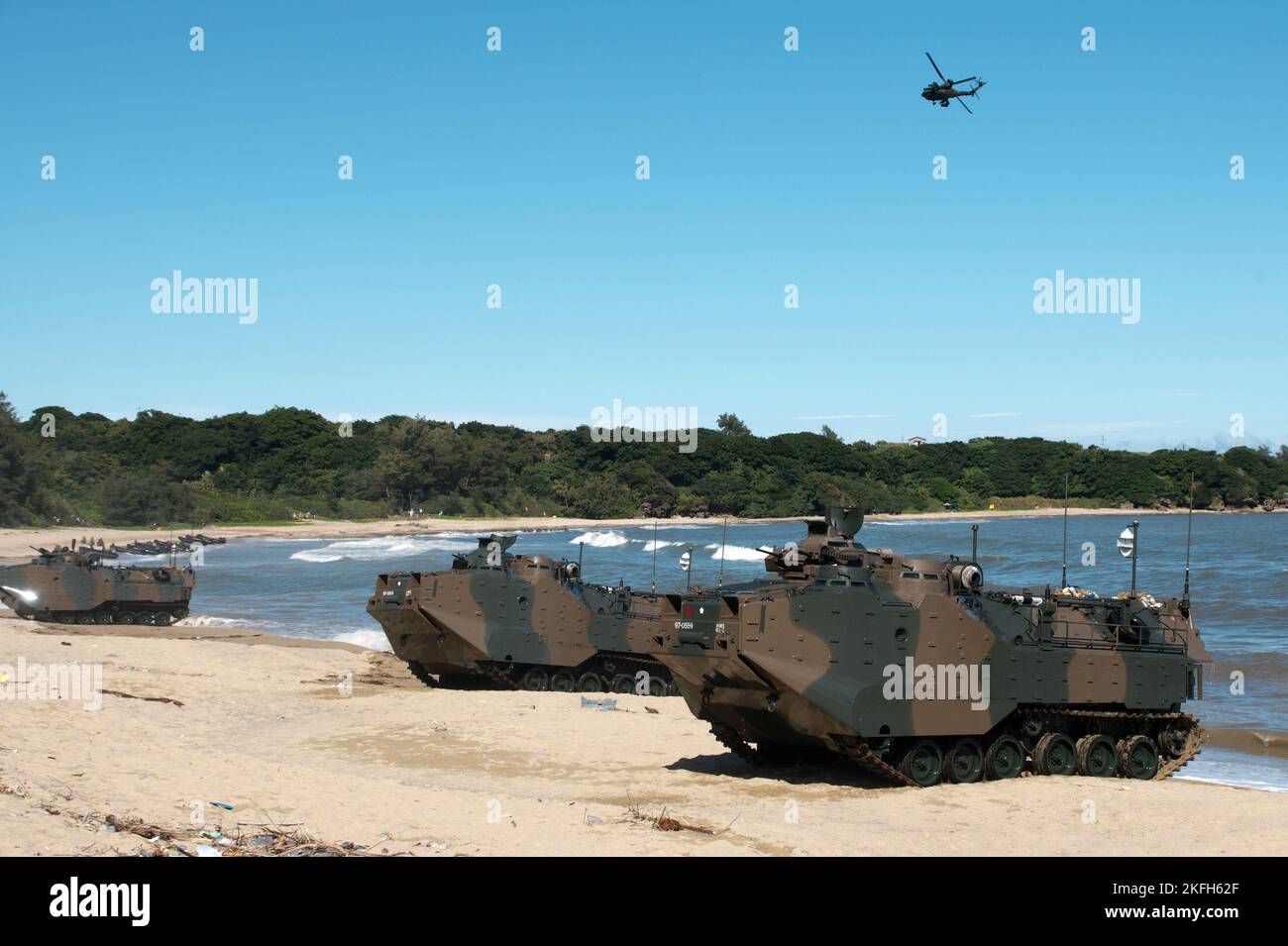 Tokunoshima, Japon. 18th novembre 2022. AAV7 (véhicule amphibie d'assaut) de la Brigade de déploiement rapide amphibie de la Force d'autodéfense terrestre du Japon qui débarque pendant l'exercice militaire conjoint américain et japonais « Keen Sword 23 » à la plage de Manda, sur l'île Tokunoshima, préfecture de Kagoshima, au Japon, sur 18 novembre 2022. Photo par Keizo Mori/UPI crédit: UPI/Alay Live News Banque D'Images