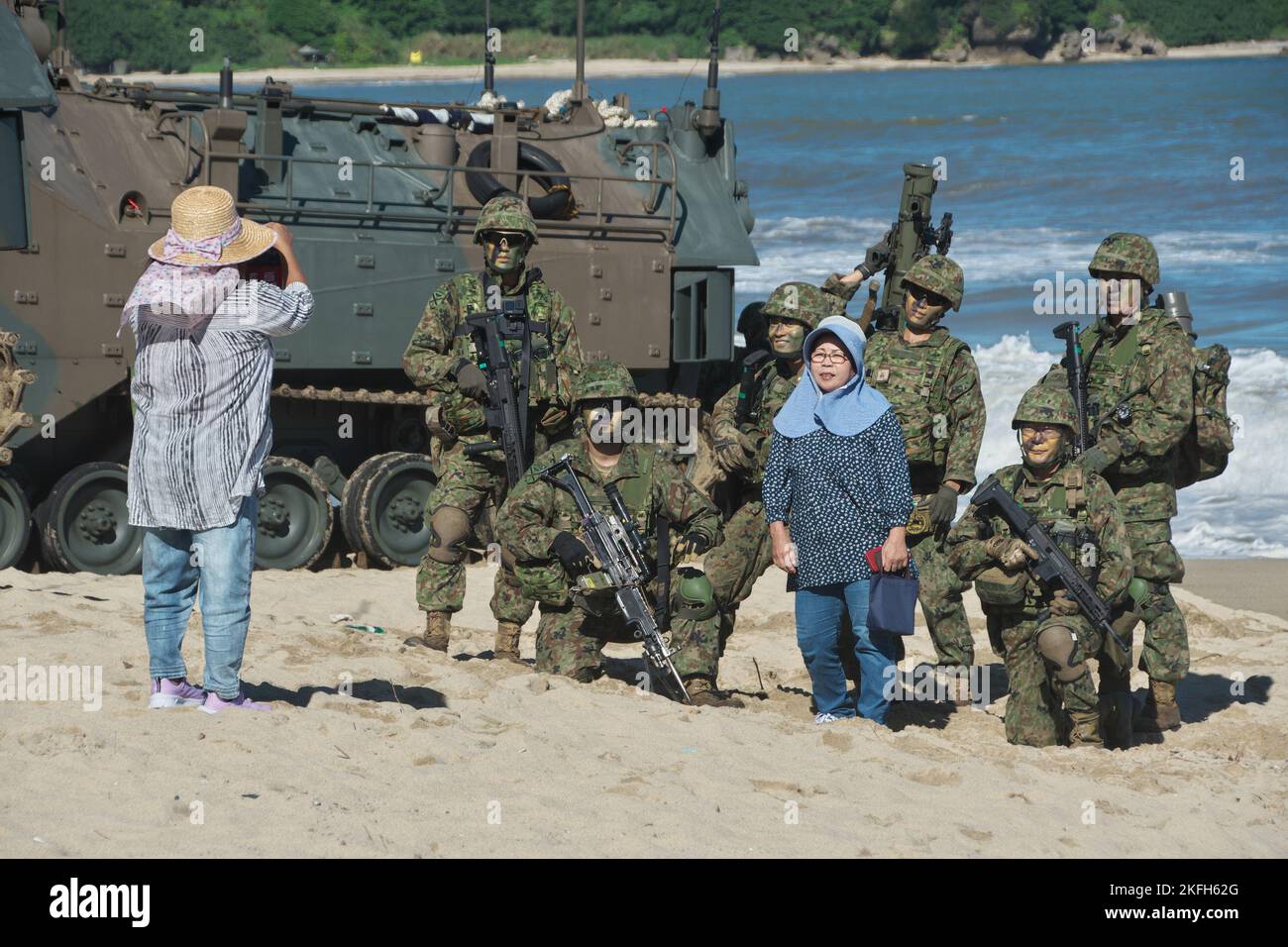 Tokunoshima, Japon. 18th novembre 2022. Les insulaires de l'île de Tokunoshima et membre de la Brigade de déploiement rapide amphibie de la Force de défense terrestre du Japon prennent des photos après l'exercice militaire conjoint américain et japonais « Keen Sword 23 » à la plage de Manda, dans l'île de Tokunoshima, préfecture de Kagoshima, au Japon, vendredi, 18 novembre 2022. Photo par Keizo Mori/UPI crédit: UPI/Alay Live News Banque D'Images