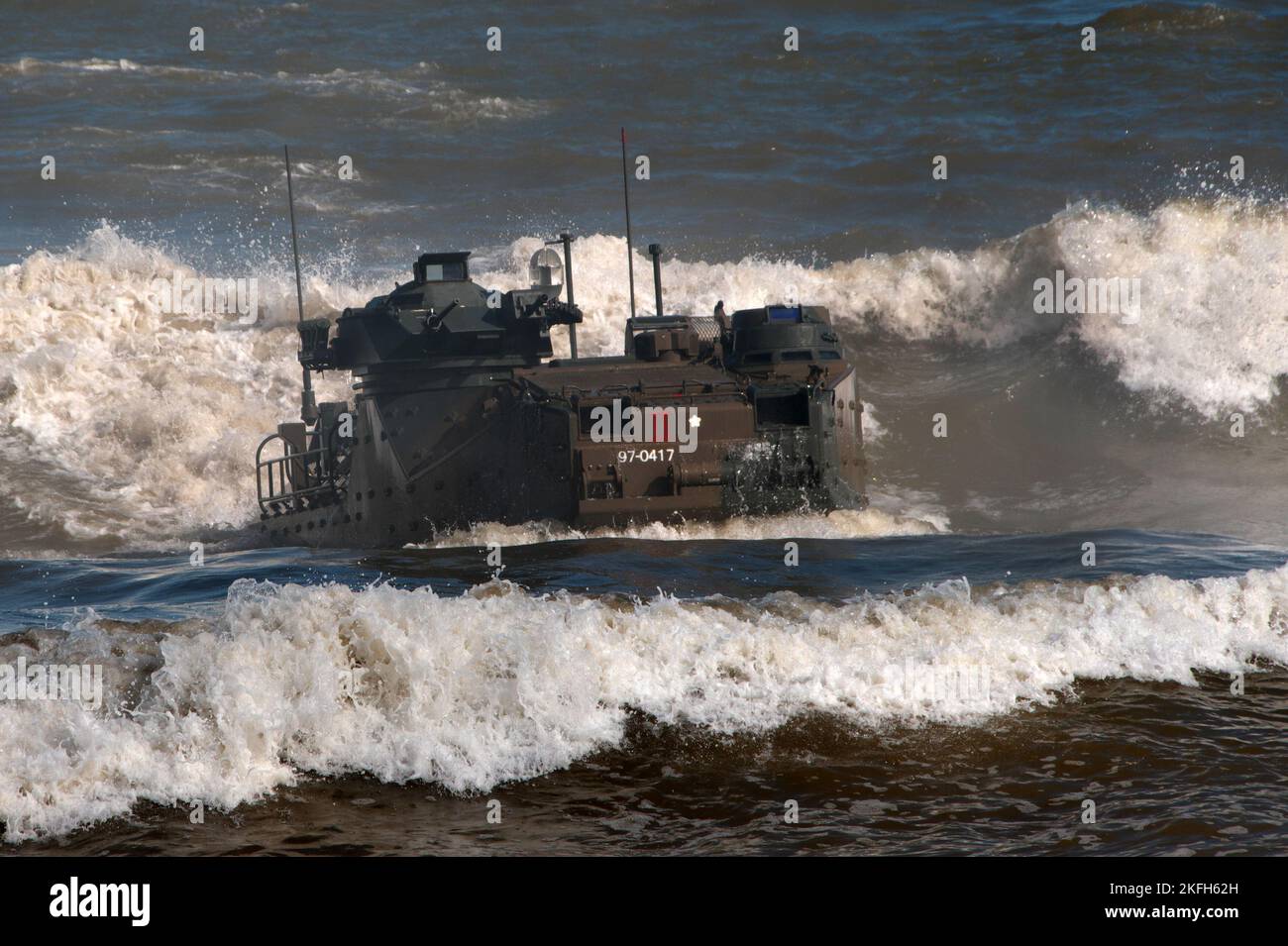 Tokunoshima, Japon. 18th novembre 2022. AAV7 (véhicule amphibie d'assaut) de la Brigade de déploiement rapide amphibie de la Force d'autodéfense terrestre du Japon qui débarque pendant l'exercice militaire conjoint américain et japonais « Keen Sword 23 » à la plage de Manda, sur l'île Tokunoshima, préfecture de Kagoshima, au Japon, sur 18 novembre 2022. Photo par Keizo Mori/UPI crédit: UPI/Alay Live News Banque D'Images