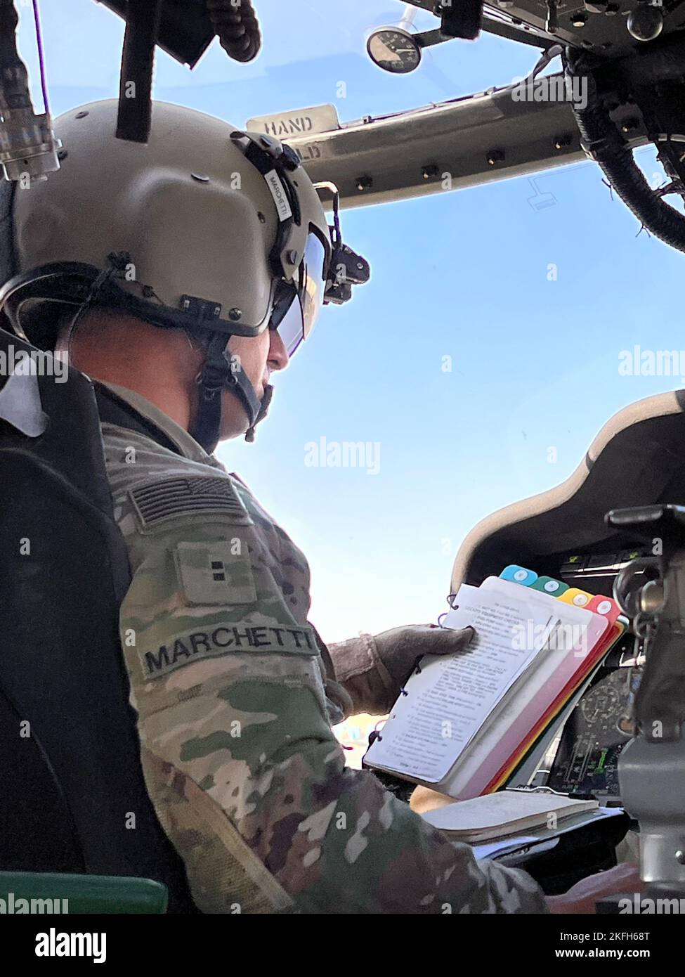 L'Adjudant-chef de l'armée américaine 2 James Marchetti, un pilote de Troy, NY, natif, et UH-60M Black Hawk pour Une compagnie, 3-142nd Bataillon d'hélicoptères d'assaut (AHB), basé à Latham, New York, lit d'une liste de vérification lors des procédures de démarrage d'un HU-60M Black Hawk à Camp Buehring, Koweït, 16 septembre 2022. Marchetti et son équipage ont arpenté les zones d'atterrissage dans les environs du Camp Buehring pendant leur vol. 3-142nd la DGFA, rattachée à la Brigade de l'aviation de combat 36th, appuie actuellement la mission combinée Force opérationnelle interarmées - opération inhérente résoudre pour conseiller, aider et permettre aux forces en partenariat dans le e Banque D'Images