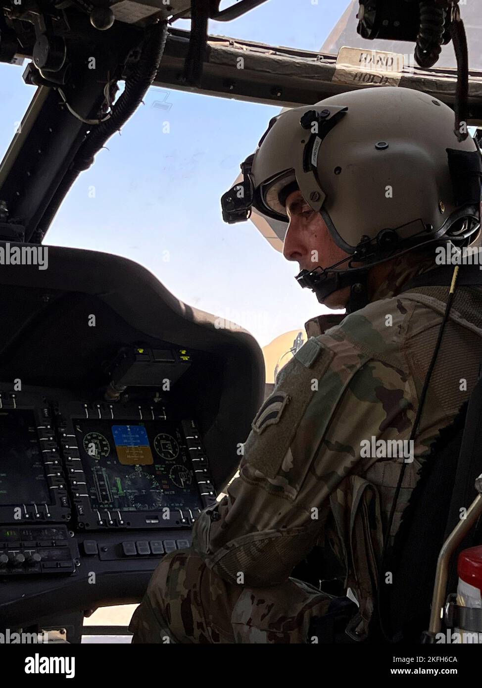 Adjudant-chef de l'armée américaine 2 Christopher Hansen, a Clifton Park, NY, natif, UH-60M Black Hawk Pilot et Aviation Mission Survivability Officer pour Alpha Company, 3-142nd Assault Helicopter Battalion (AHB), basé à Latham, New York, Inspecte les données d'un moniteur de la console centrale pendant les procédures de démarrage d'un UH-60M Black Hawk à Camp Buehring, Koweït, le 16 septembre 2022. Hansen et son équipage ont arpenté les zones d'atterrissage dans les environs du Camp Buehring pendant leur vol. 3-142nd la DGFA, rattachée à la Brigade de l'aviation de combat 36th, appuie actuellement la Force opérationnelle interarmées combinée - opération inhérente Banque D'Images