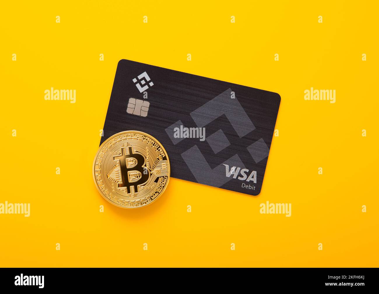 Jeton de Bitcoin sur haut de cartes de crédit VISA et MasterCard et billets  en dollars US Photo Stock - Alamy