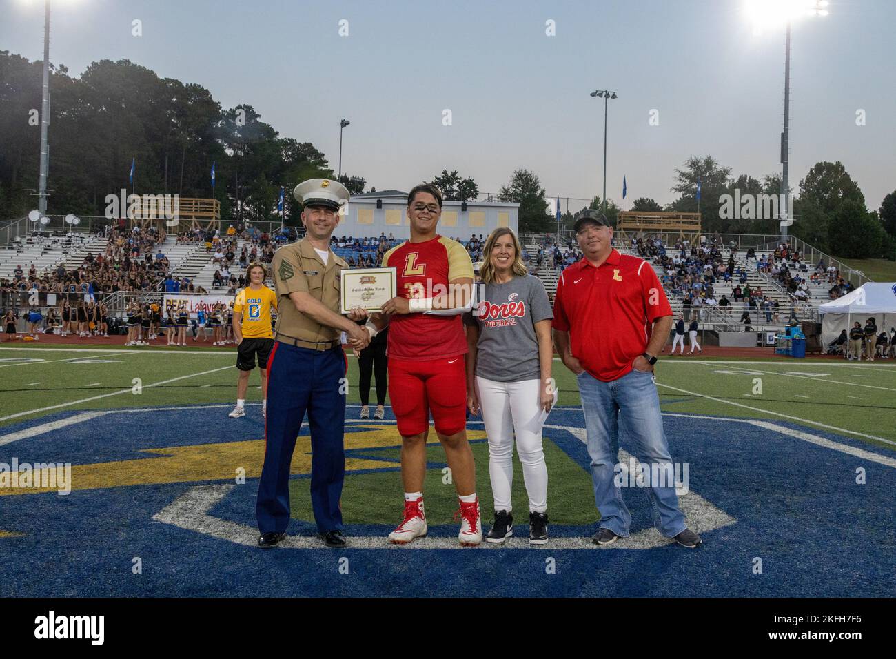 Sergent d'état-major des Marines des États-Unis Donald Hopkins, le fonctionnaire non mandaté en charge du recrutement de la sous-station Tupelo, a rejoint la Great American Rivalry Series pour présenter le Prix Scholar Athlete au joueur de football de Lafayette High School Radley Hill, lors de l'ouverture du match de football annuel au stade de football de l'Oxford Junior High School à Oxford, Mississippi, 16 septembre 2022. LE GAR met en avant les rivalités de longue date au lycée grâce à une série de matchs de football à travers le pays, ainsi que la possibilité pour les joueurs individuels de gagner le prix Scholar Athlete et le prix du joueur le plus précieux Banque D'Images