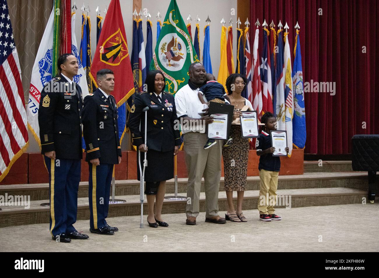 Sgt. 1st classe Tineshia L. Moore, centre, 1st Bataillon, 22nd Artillerie de campagne, était l'un des 16 soldats et civils honorés lors de la cérémonie de retraite du 16 septembre 2022. Moore s'est joint à l'Armée en octobre 2022 et prévoit poursuivre ses études et obtenir une maîtrise en sociologie. Banque D'Images