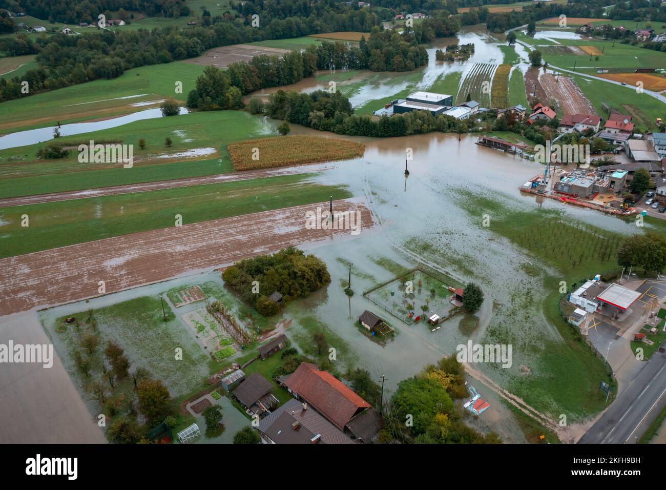 Grand déluge à travers l'Europe, vallée de montagne inondée, près de la zone des ménages et des voies de circulation, tir de drone. Événement climatique extrême. Banque D'Images