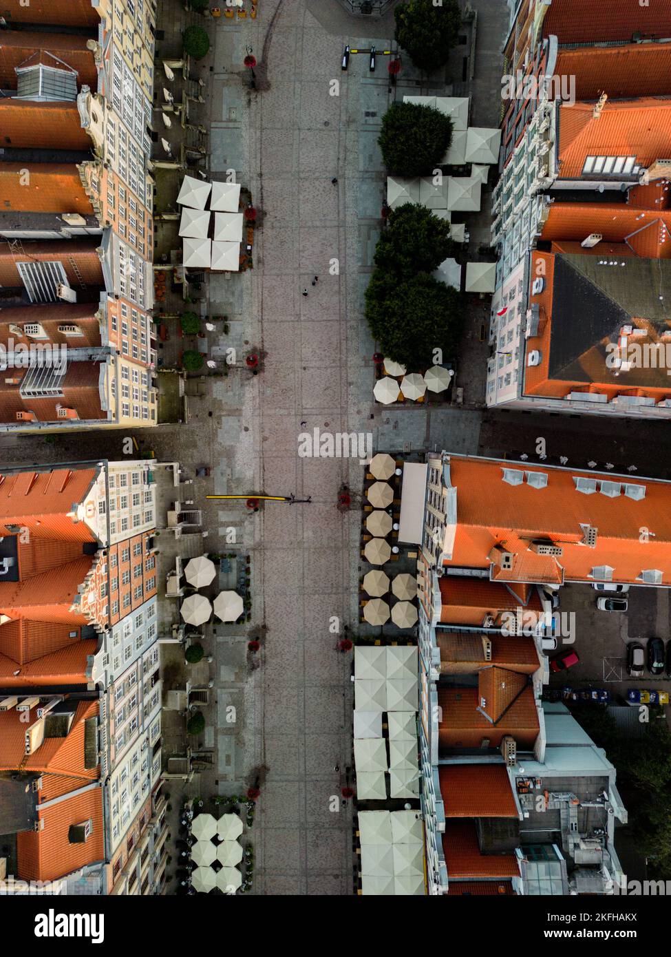 Un drone a surtué avec des arbres l'attraction touristique de long Market à Gdansk, en Pologne Banque D'Images