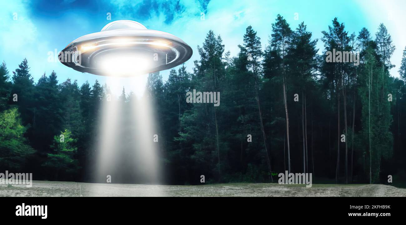 Objet volant non identifié OVNI utilisant le faisceau téléportant au milieu de la forêt Banque D'Images