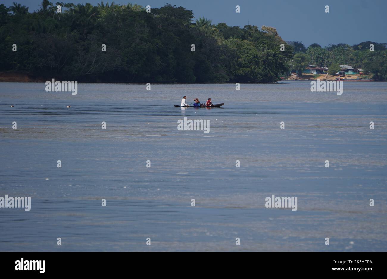 Un bateau sur la rivière Vaupes, Colombie Banque D'Images