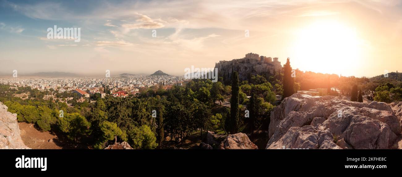 Acropole et paysage urbain dans une ville historique avec montagnes. Areopagus Hill, Athènes, Grèce Banque D'Images
