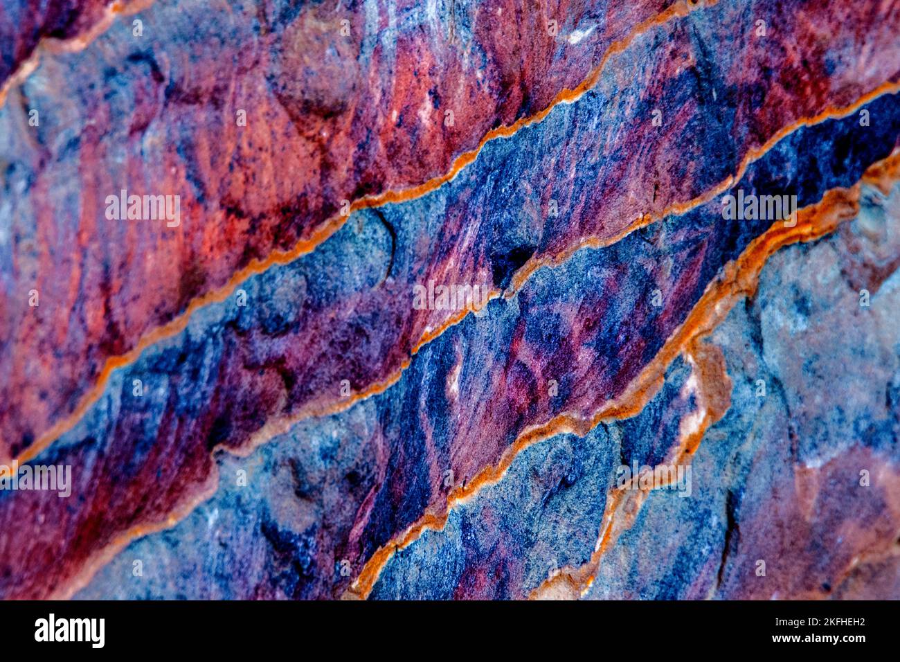 Vue sur les formations géologiques en bleu, magenta et orange Banque D'Images