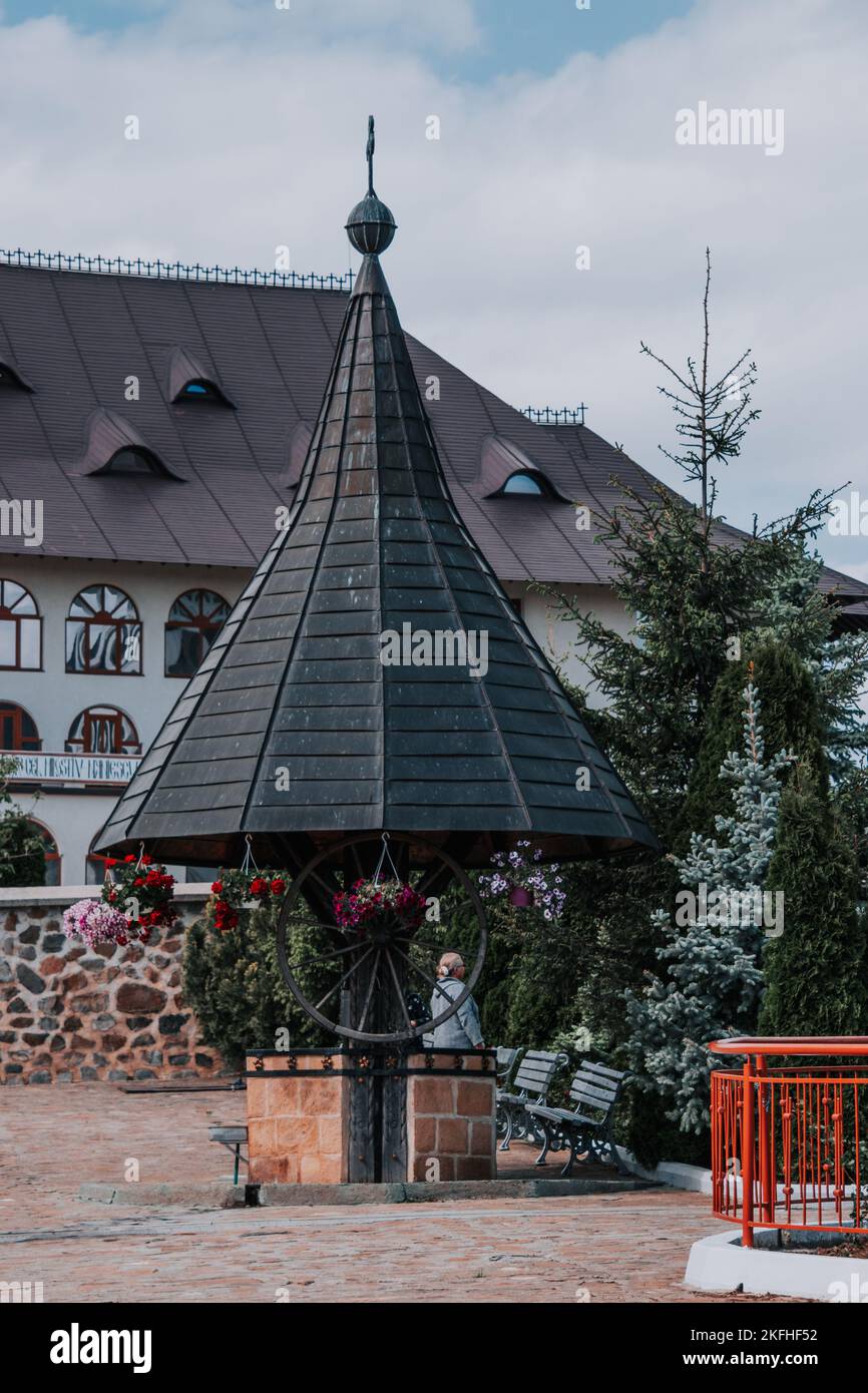 Un cliché vertical de l'extérieur et des détails du monastère d'Hadambu dans le comté d'Iasi, Roumanie Banque D'Images