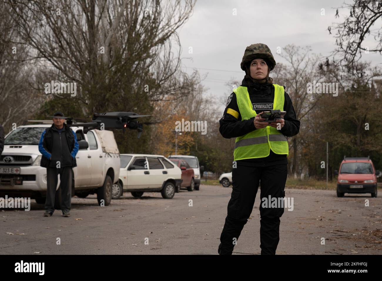 Un enquêteur a vu un drone voler pour établir une carte du territoire pour les travaux de déminage futurs. Depuis la libération de Kherson, la capitale régionale du sud de l'Ukraine, le gouvernement ukrainien travaille intensivement à l'enlèvement des mines terrestres dans le territoire libéré. Environ 5000 explosifs ont été trouvés et détruits depuis la libération. Faute de robotique suffisante, le processus de désextraction est effectué manuellement et cela prendra au moins plusieurs mois pour nettoyer toute la ville de Kherson. Banque D'Images