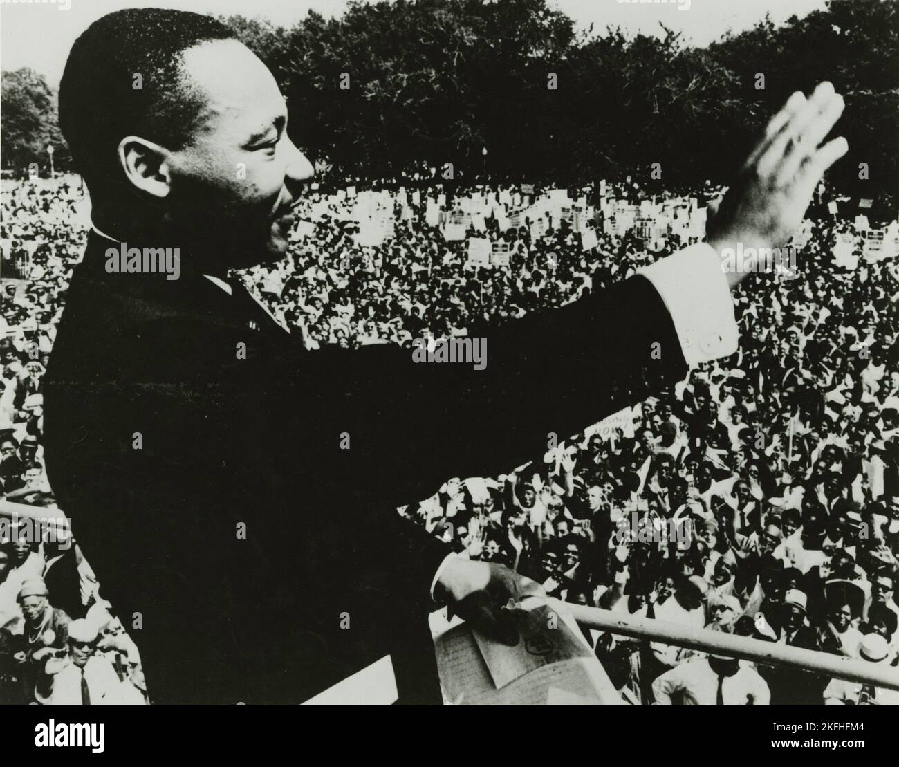Martin Luther King, Jr., signe à la foule depuis les marches du Lincoln Memorial pendant la marche sur Washington, 1963. Banque D'Images