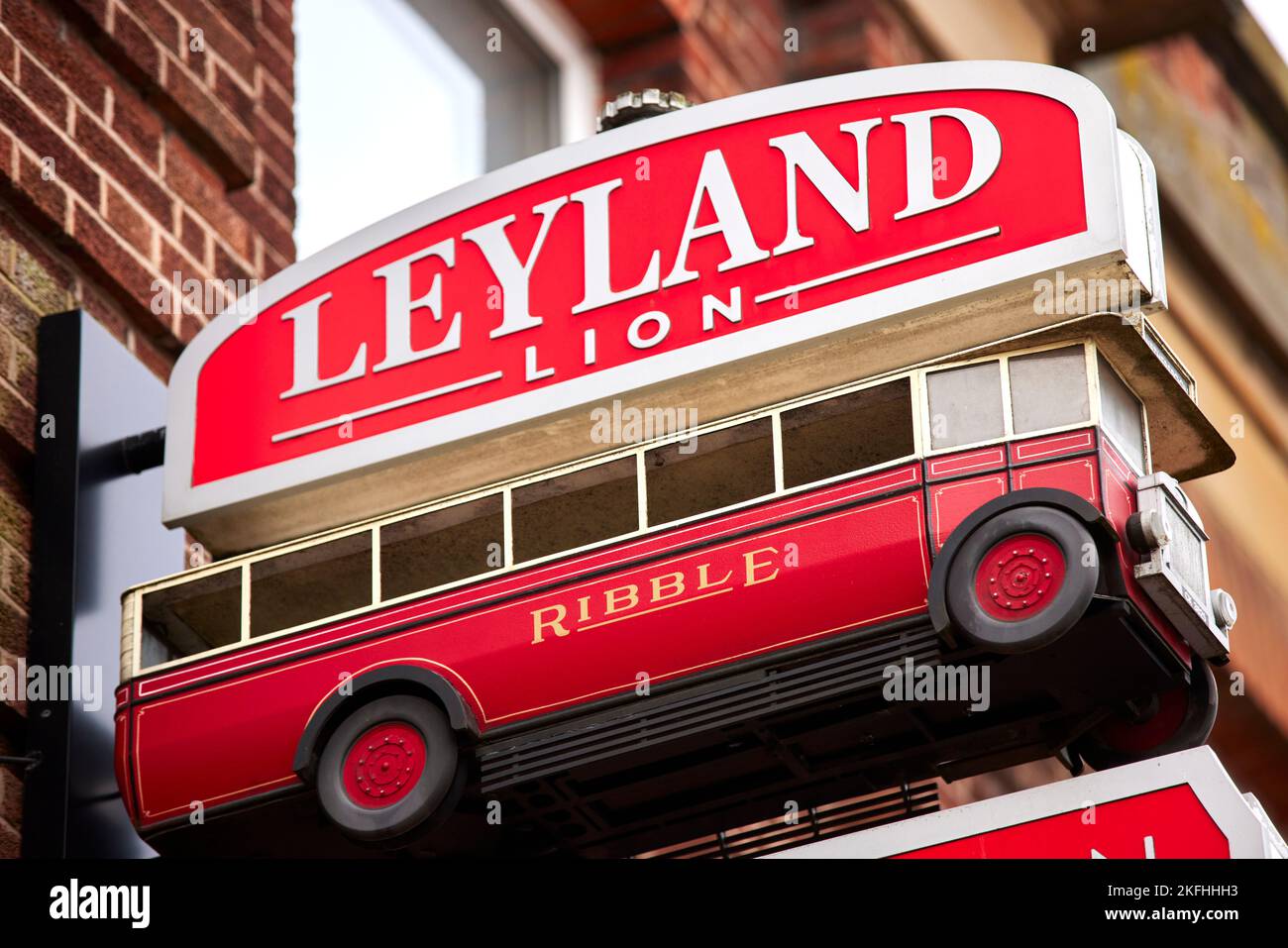 Ville de Leyland dans le sud du Ribble et comté du Lancashire, Angleterre. Leyland Lion pub a été nommé d'après le bus fait dans la ville Banque D'Images