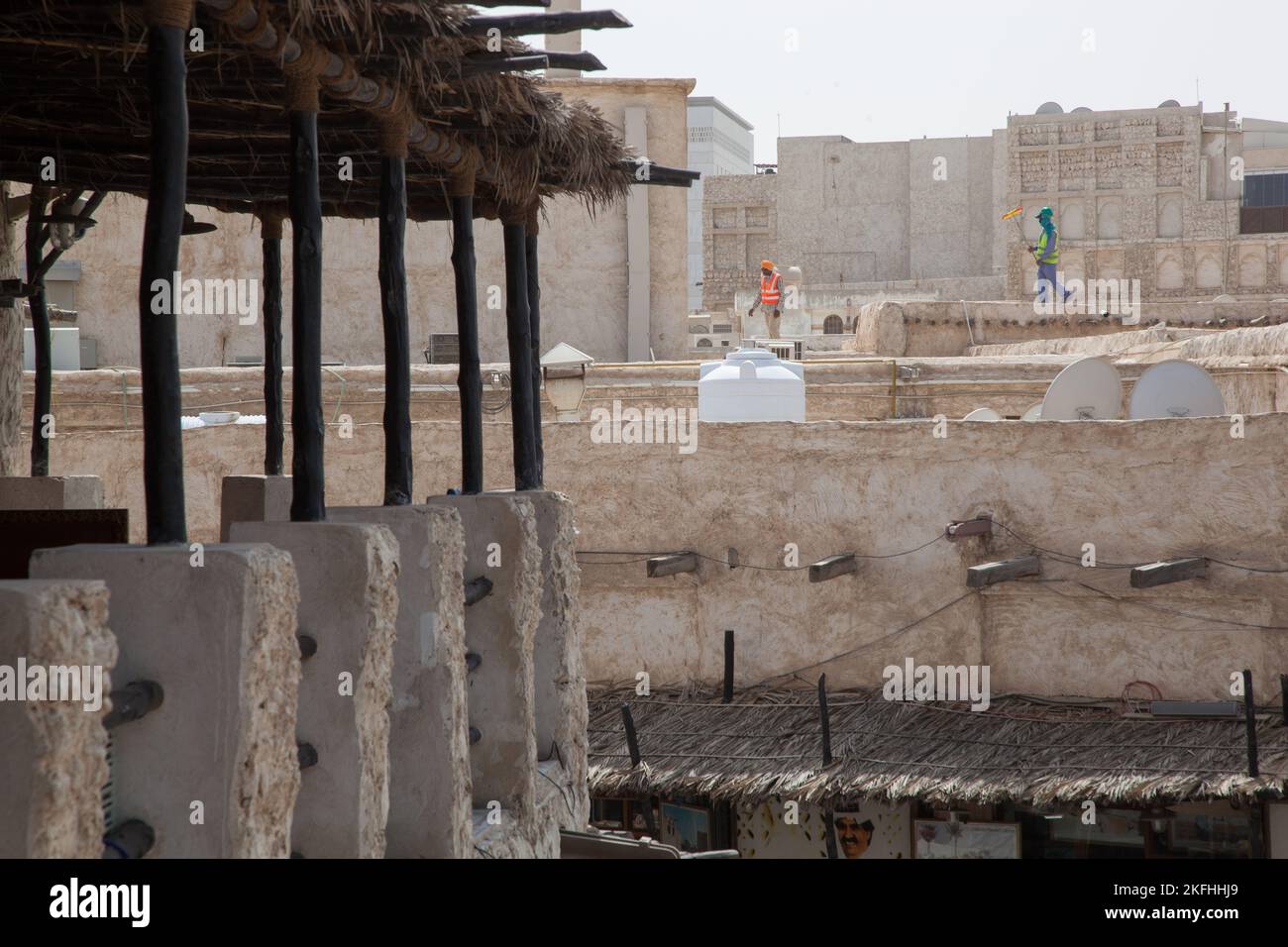 Doha, Qatar, 18 décembre, 2019 : travailleurs étrangers de la construction dans les rues de Doha. Banque D'Images